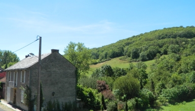 Maison de village avec joli jardin et ruisseau